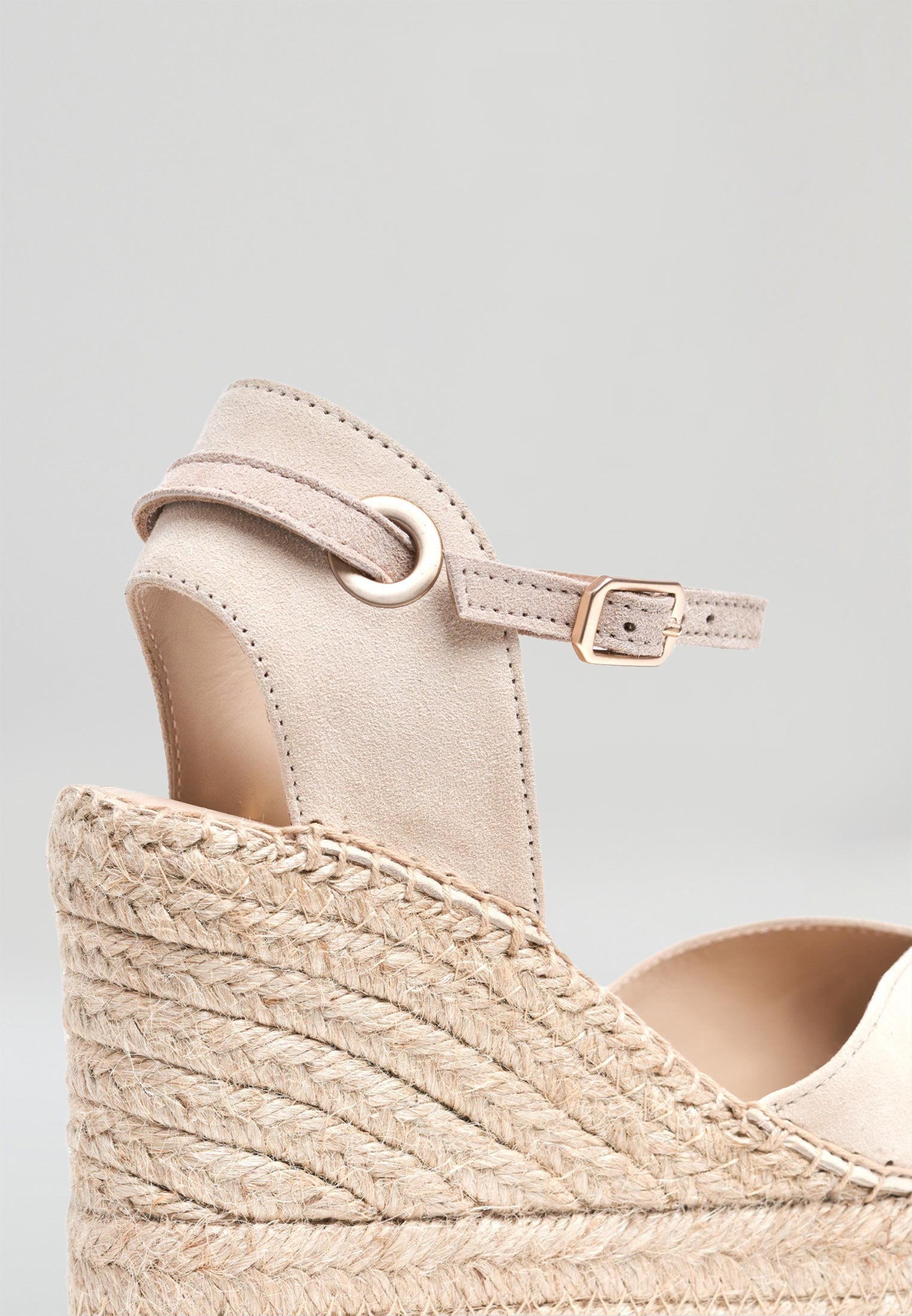 Wedges mit quadratischer Spitze - Taupe Platino Wildleder
