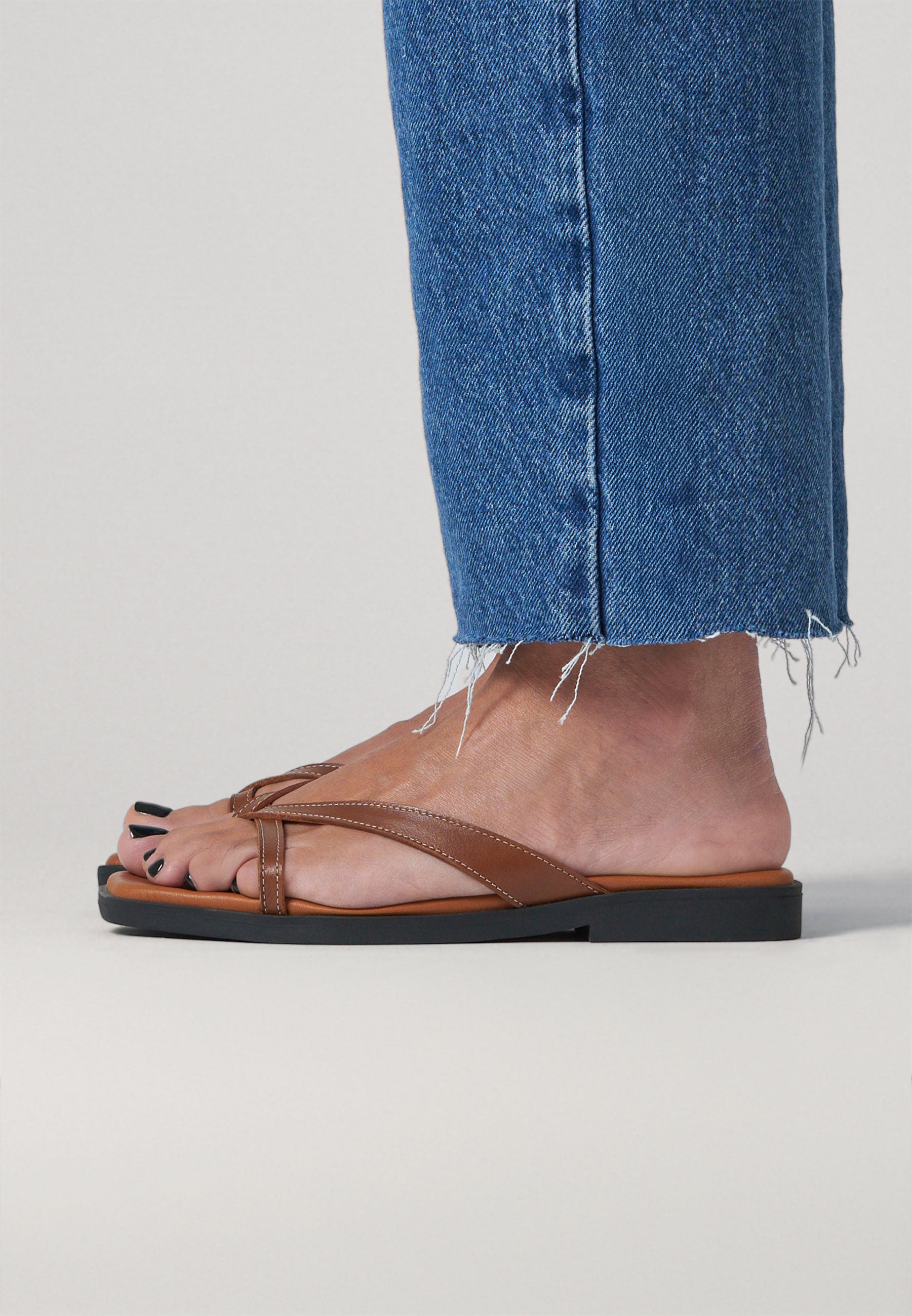 Thong Sandals - Camel Leather