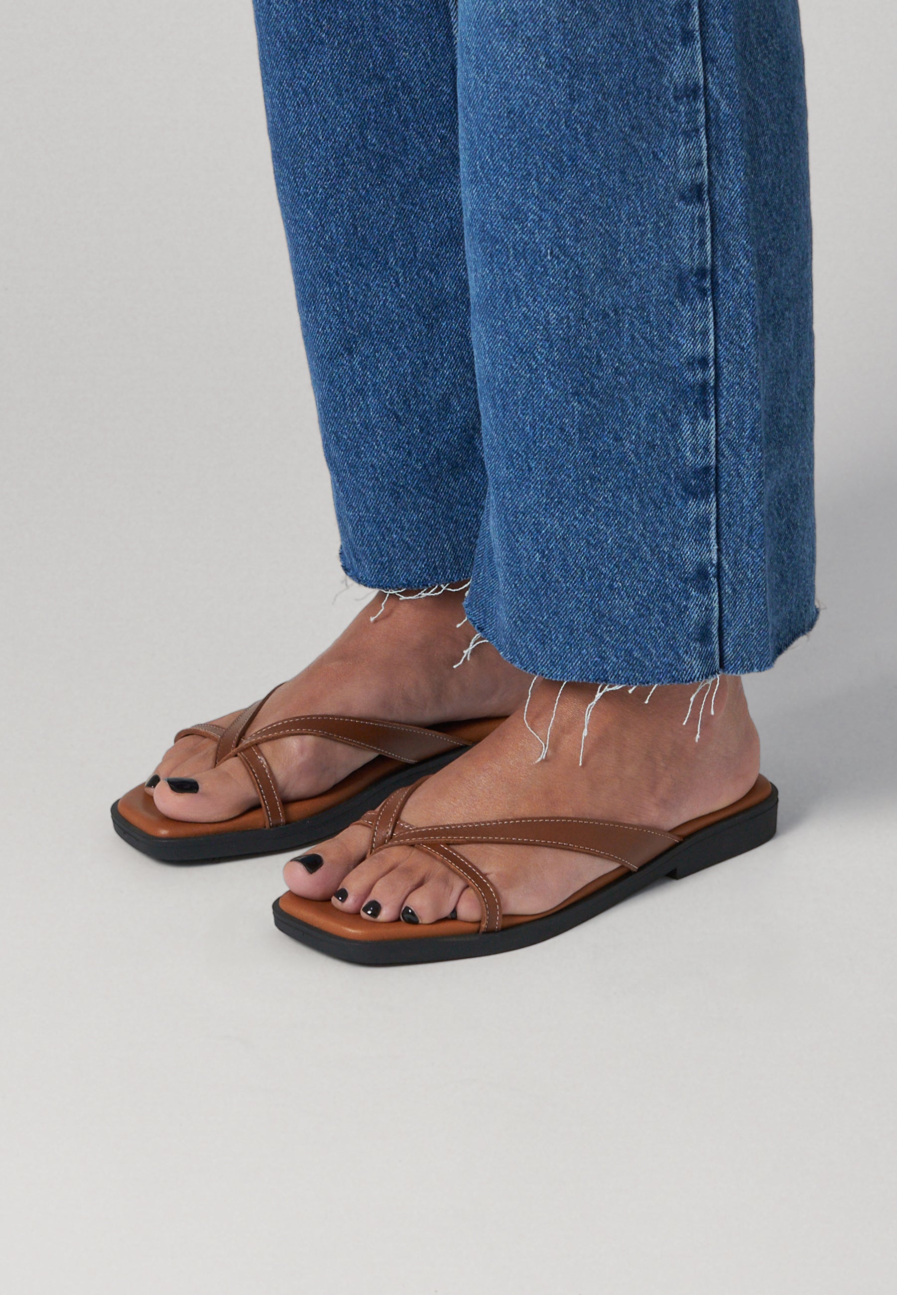 Thong Sandals - Camel Leather