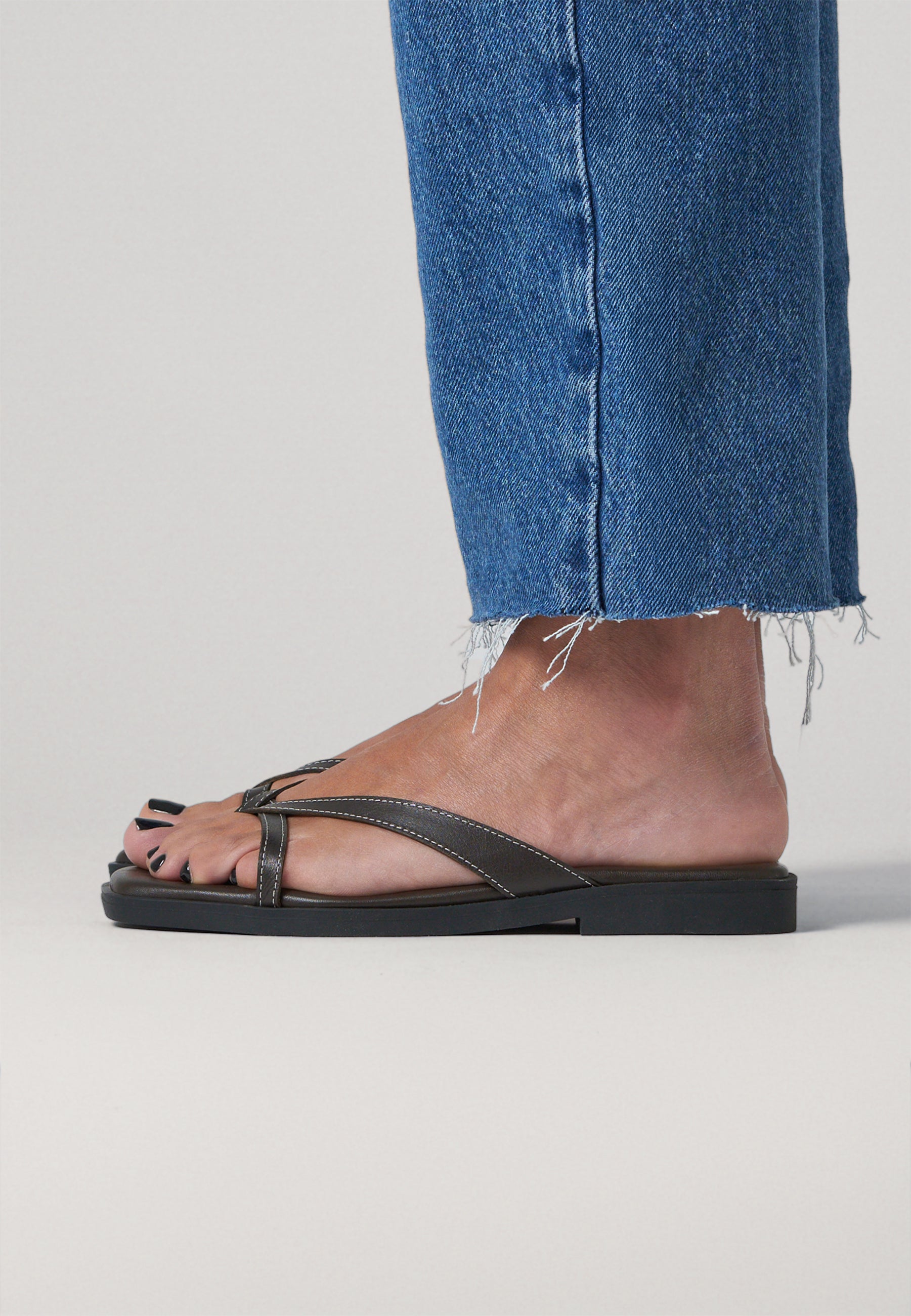 Thong Sandals - Chocolate Leather