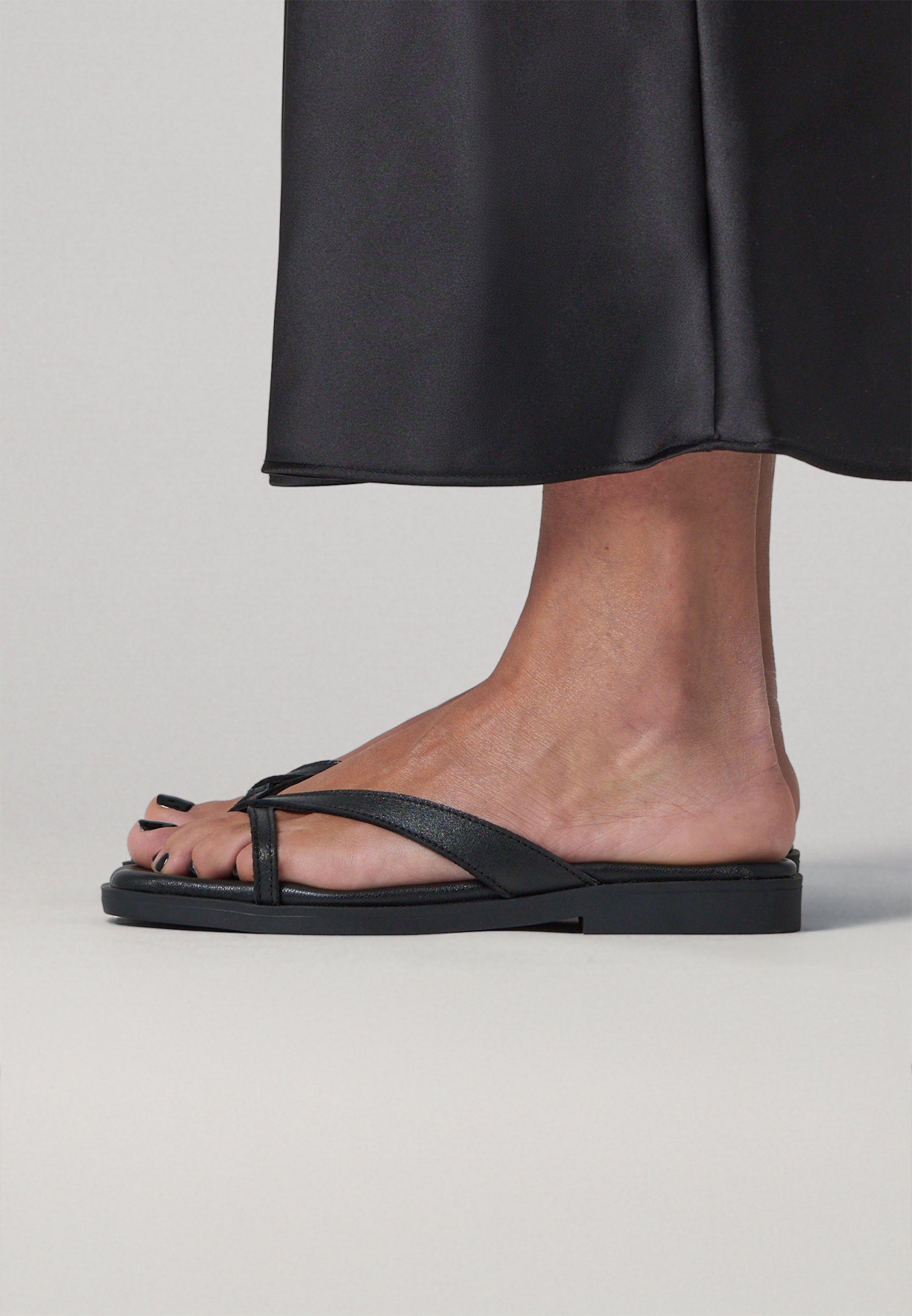 Thong Sandals - Black Leather