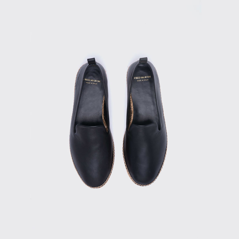 Black_leather_slippers_men_principal